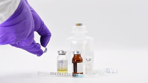 코로나 바이러스 백신 연구 개념. 닥터가 주사기에 코로나 바이러스 백신을 넣었어. Covid-19 influsion, lab test concepts. — 비디오