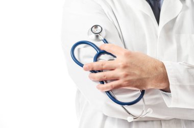 Kendine güvenen doktor, kollarını kavuşturup beyazların izole geçmişine, tıbbi tavsiyelere ve sağlık sigortası kavramına bakıyor..