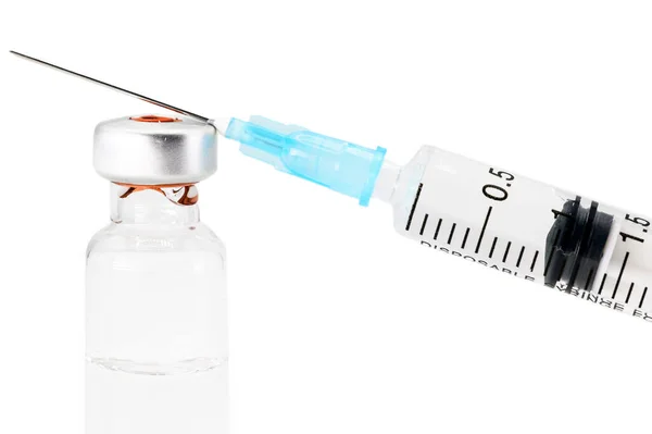 Butelka z lekiem do wstrzykiwań, fiolki ze szkła medycznego i strzykawka do szczepienia na białym, izolowanym tle. — Zdjęcie stockowe