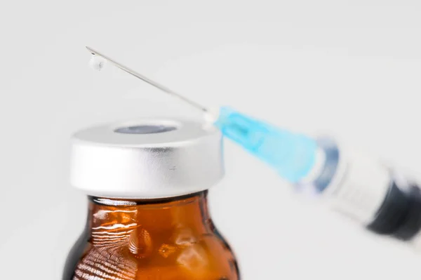 주사용 의약품, 흰 배경에 대한 백신 접종용 의료용 유리 기구 및 주사기. — 스톡 사진