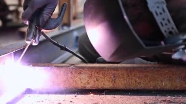 İki metal parçasının kaynak işlemine yakın çekim.