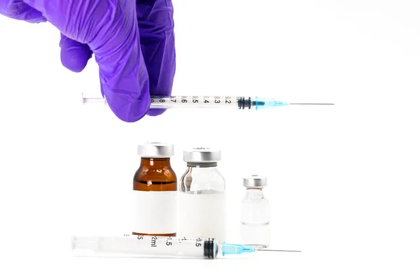 제약 과학자들 이 주사기를 줍고 있습니다. 코로나 바이러스 백신 연구. 하얀 배경의 약재들. — 스톡 사진