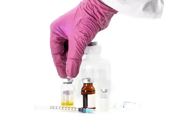 Badania nad rakiem i koncepcja lekarstwa. Naukowiec Lekarz w różowej rękawicy podnosząc fiolkę z lekiem, w walce z rakiem. — Zdjęcie stockowe