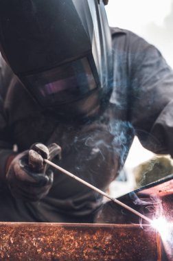 Kaynak işi, Atölyede Kaynak Adam. Metal işleri ve Sparks. İnşaat ve Sanayi Konsepti.