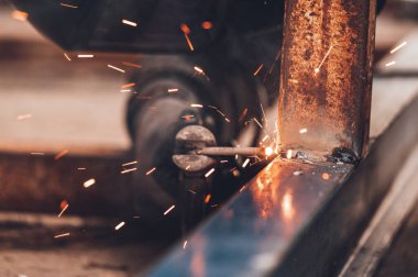 İki metal parçasının kaynak işlemine yakın çekim. Sanayi geçmişi.