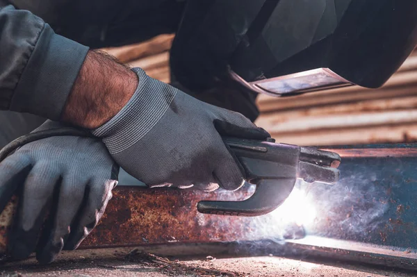 Lavoro di saldatura, Saldatura uomo in officina. Lavori in metallo e scintille. Costruzione e concetto industriale . — Foto Stock