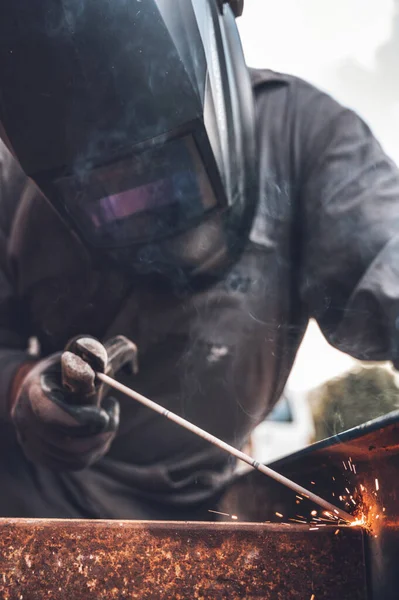 Lavoro di saldatura, Saldatura uomo in officina. Lavori in metallo e scintille. Costruzione e concetto industriale . — Foto Stock