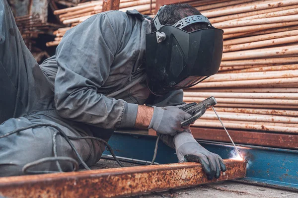 Lavoro di saldatura, Saldatura uomo in officina. Lavori in metallo e scintille. Costruzione e concetto industriale . — Foto Stock