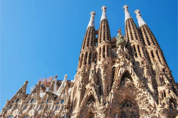 Barcelona, Spain - May 3, 2016: Tourist visiting Cathedral of La Sagrada Familia on May 3, 2016 in Barcelona, Spain. It is designed by architect Antonio Gaudi and is being build since 1882. — Stock Photo, Image