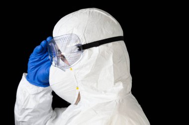 Covid-19 koruyucu ekipman. Doktor ya da erkek hemşirenin portresi siyah izole edilmiş arka plan üzerine kişisel koruma giysisi..