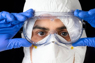 Covid-19 koruyucu ekipman. Doktor ya da erkek hemşirenin portresi siyah izole edilmiş arka plan üzerine kişisel koruma giysisi..