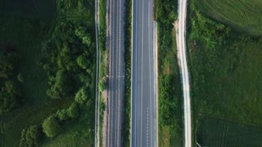 Kırsal alanda hava manzarası, demiryolu ve yol.