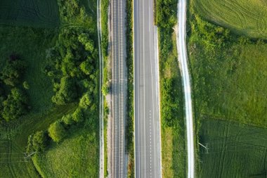 Kırsal alanda hava manzarası, demiryolu ve yol.