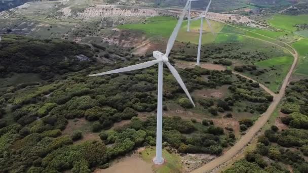 Vista aérea de la granja de molinos de viento para la producción de energía limpia en el hermoso cielo nublado. Turbinas eólicas generadoras de energía renovable limpia para el desarrollo sostenible . — Vídeos de Stock