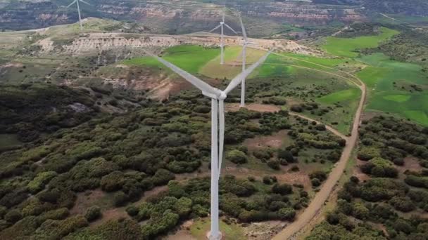 Widok z powietrza na farmę wiatraków do produkcji czystej energii na pięknym zachmurzonym niebie. Turbiny wiatrowe wytwarzające czystą energię odnawialną dla zrównoważonego rozwoju. — Wideo stockowe