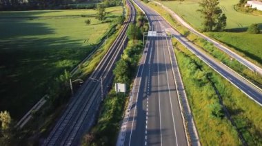 Kırsal alanda hava manzarası, demiryolu ve yol.