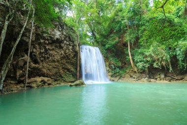 Derin orman Erawan şelale Milli Parkı Kanchanaburi Tayland, şelaleler