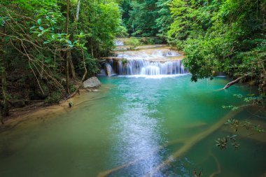 Derin orman Erawan şelale Milli Parkı Kanchanaburi Tayland, şelaleler