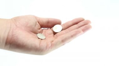 Bozuk paralar insan elinin üzerine düşüyor. Yüksek Tanımlı 1920x1080 Video Biçimi