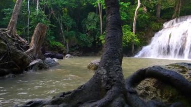 4k: Ulusal Park Kanchanaburi Tayland 'daki Huai Mae Khamin Şelalesi' ndeki Derin Orman Şelalesi