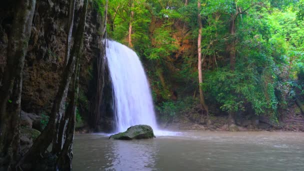 Cascada Bosque Profundo Cascada Huai Mae Khamin Parque Nacional Kanchanaburi — Vídeos de Stock