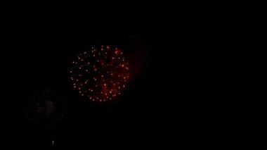 Kara gökyüzü arka planında güzel renkli bayram havai fişekleri