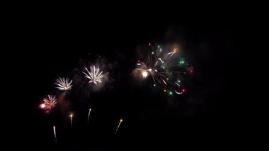 Kara gökyüzü arka planında güzel renkli bayram havai fişekleri