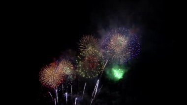 Kara gökyüzü arka planında güzel renkli bayram havai fişekleri