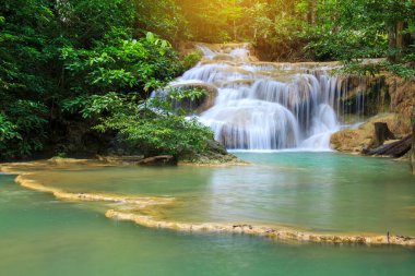 Ulusal Park K 'daki Erawan Şelalesinde Ormanın İçindeki Şelaleler