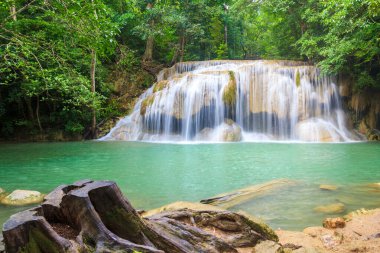 Ulusal Park K 'daki Erawan Şelalesinde Ormanın İçindeki Şelaleler
