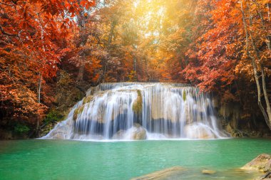 Ulusal Park K 'daki Erawan Şelalesinde Ormanın İçindeki Şelaleler