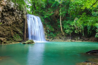 Ulusal Park K 'daki Erawan Şelalesinde Ormanın İçindeki Şelaleler