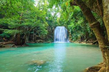 Ulusal Park K 'daki Erawan Şelalesinde Ormanın İçindeki Şelaleler