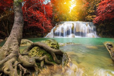 Ulusal Park K 'daki Erawan Şelalesinde Ormanın İçindeki Şelaleler