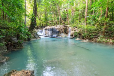 Ulusal Park K 'daki Erawan Şelalesinde Ormanın İçindeki Şelaleler