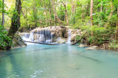 Ulusal Park K 'daki Erawan Şelalesinde Ormanın İçindeki Şelaleler