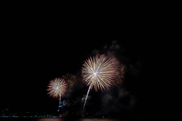 Fuegos artificiales iluminan el cielo con una pantalla deslumbrante —  Fotos de Stock