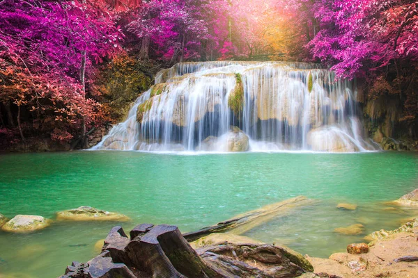 Cachoeiras na Floresta Profunda na Cachoeira Erawan no Parque Nacional K — Fotografia de Stock