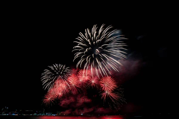 Fuegos artificiales iluminan el cielo con una pantalla deslumbrante —  Fotos de Stock