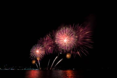 Havai fişekler göz kamaştırıcı bir şekilde gökyüzünü aydınlatıyor.