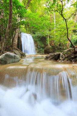 Ulusal Park K 'daki Erawan Şelalesinde Ormanın İçindeki Şelaleler