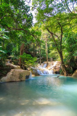 Ulusal Park K 'daki Erawan Şelalesinde Ormanın İçindeki Şelaleler