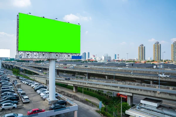 Cartelera en blanco Pantalla verde para publicidad al aire libre cartel — Foto de Stock