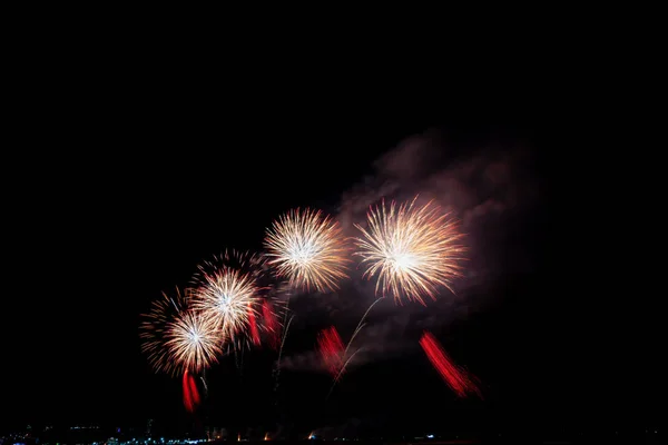 Fuegos artificiales iluminan el cielo con una pantalla deslumbrante —  Fotos de Stock