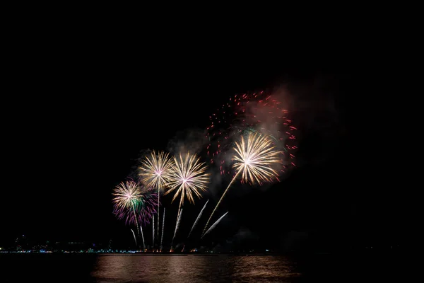 Fuegos artificiales iluminan el cielo con una pantalla deslumbrante —  Fotos de Stock