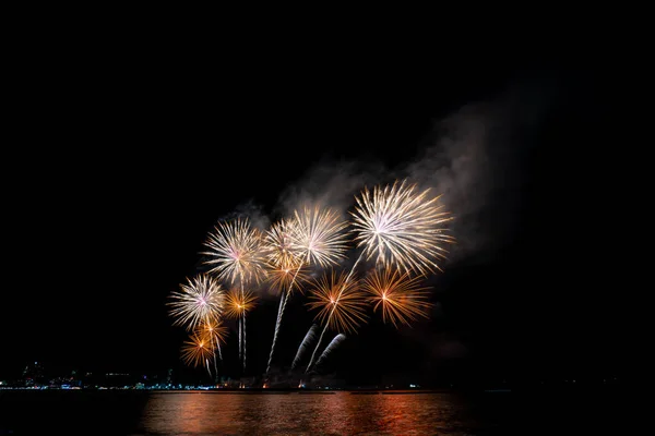 Fuegos artificiales iluminan el cielo con una pantalla deslumbrante —  Fotos de Stock