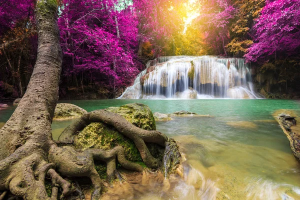 Καταρράκτες στο Βαθύ Δάσος στο Erawan Waterfall στο Εθνικό Πάρκο Κ — Φωτογραφία Αρχείου