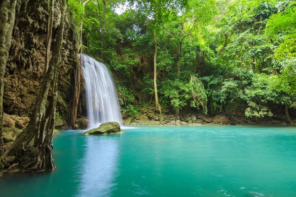 Cascadas en bosque profundo en la cascada de Erawan en el Parque Nacional K — Foto de Stock