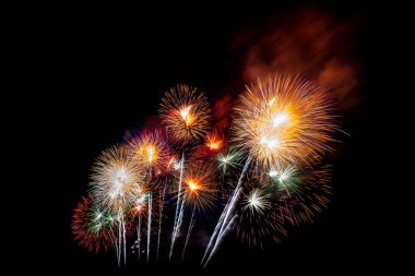 Havai fişekler göz kamaştırıcı bir şekilde gökyüzünü aydınlatıyor.