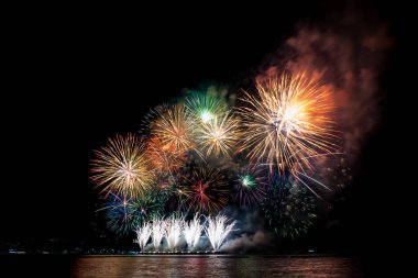 Havai fişekler göz kamaştırıcı bir şekilde gökyüzünü aydınlatıyor.